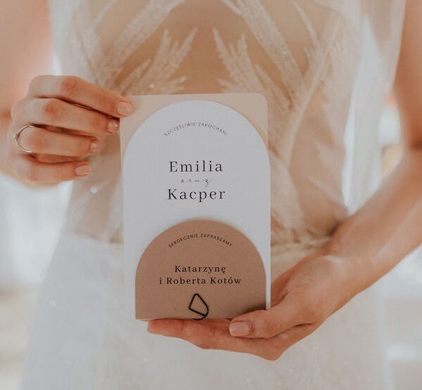 Zaproszenia ślubne w kształcie łuków buttermilk.