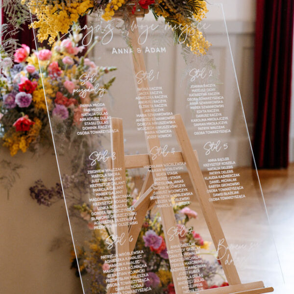 Przezroczysty, akrylowy plan stołów weselnych