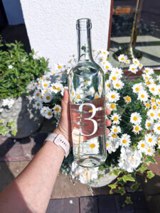 Weselne numery stołów na butelce