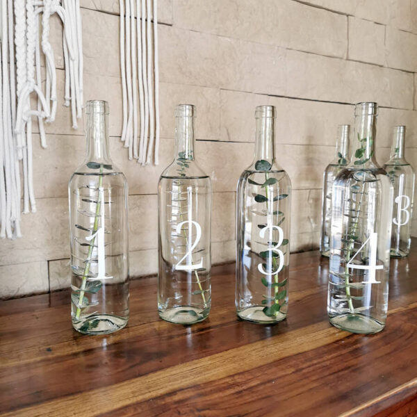 Weselne butelki z numerkami stołów - eukaliptus