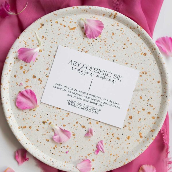 Wizytówki, ciasto weselne - na tle talerza w złote plamki i kwiatów na różowym materiale