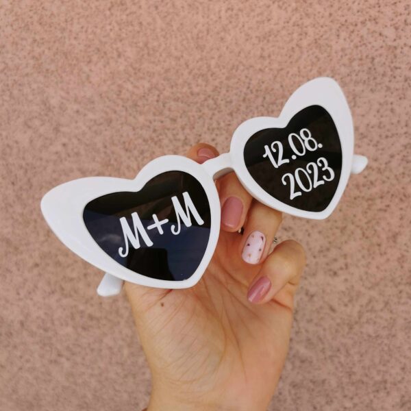 Popularne oraz urocze okulary z własnym napisem na wesele