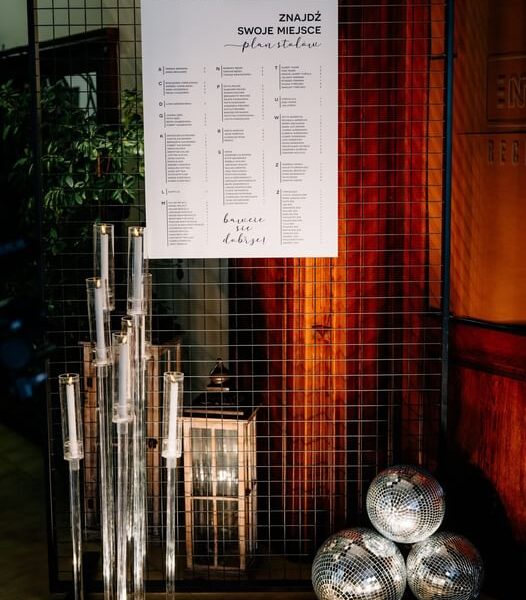 Biały plan stołowy na wesele, klasyczny