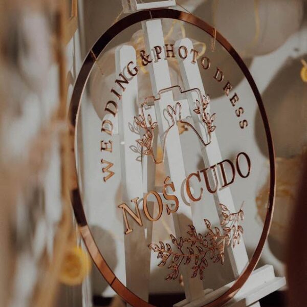 Plexi szyld reklamowy z własnym logo