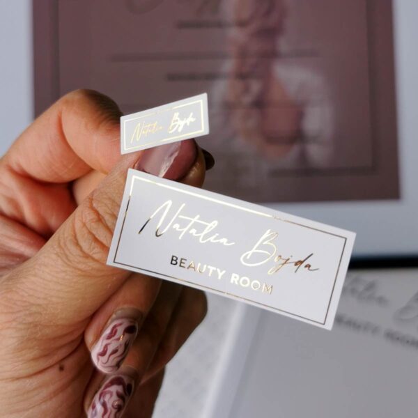 Złote prostokątne naklejki z własnym logotypem