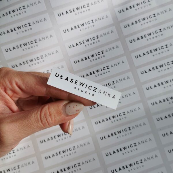 Mała naklejka z własnym napisem lub logotypem