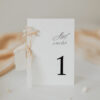 Numeracja stołów na wesele Glixia z wstążką i kwiatami, biała kartka ze zdobieniami