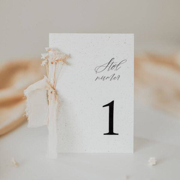 Numeracja stołów na wesele Glixia z wstążką i kwiatami, biała kartka ze zdobieniami