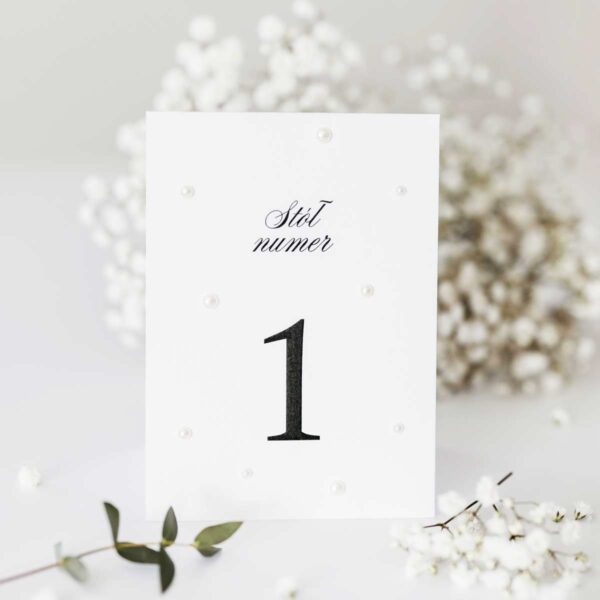 Perłowe numery stolików na ślub