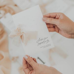 Zaproszenie ślubne z suszonymi kwiatami, biel ze zdobieniami