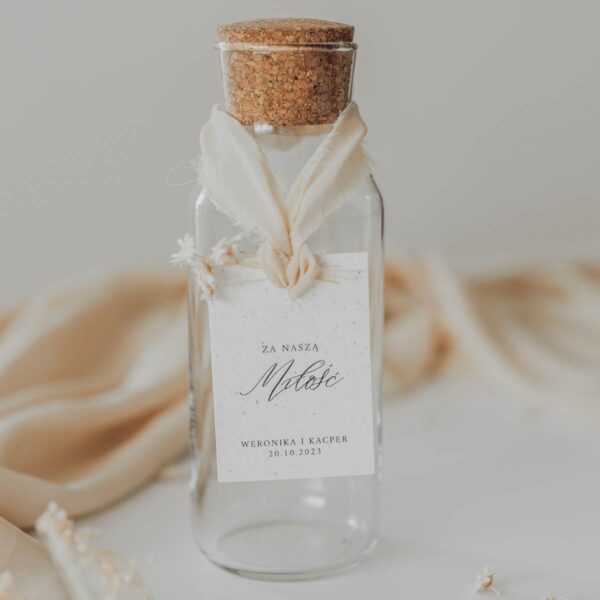 Zawieszki na butelkę z wstążką i kwiatami na wesele