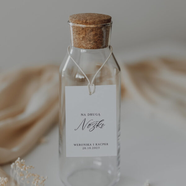 Białe weselne zawieszki na butelki