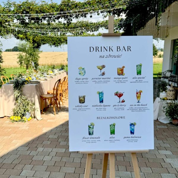 Drink Bar na wesele DIY przedstawiony na tle wesela w wiejskim stylu