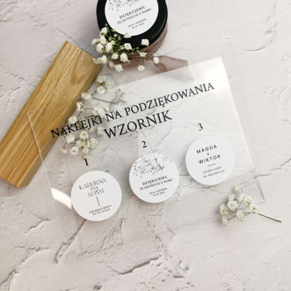 Podziękowania dla gości o delikatnym motywie ustawione na drewnianym klocku ukazane na kamieniu z świeżym kwiatem