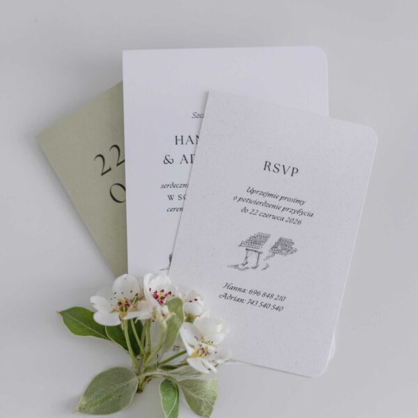 Zaproszenia weselne o barwach oliwkowej zieleni i bieli - Willa Słoneczna, na tle świeżych kwiatów
