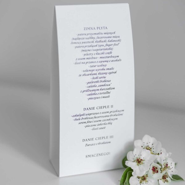 Białe menu o barwie bieli - Willa Słoneczna, na tle świeżych kwiatów