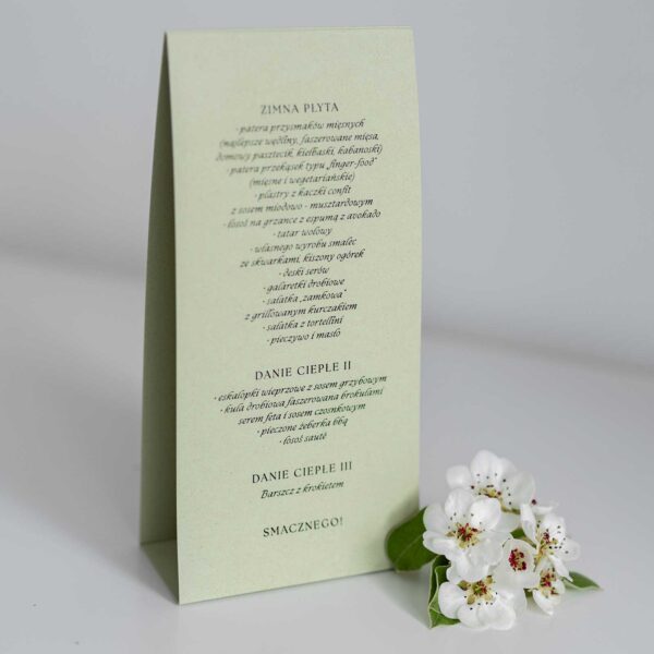 Menu weselne o barwach oliwkowej zieleni - Willa Słoneczna, na tle świeżych kwiatów