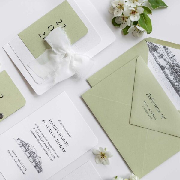 Zaproszenia weselne o barwach oliwkowej zieleni i bieli - Willa Słoneczna, na tle świeżych kwiatów