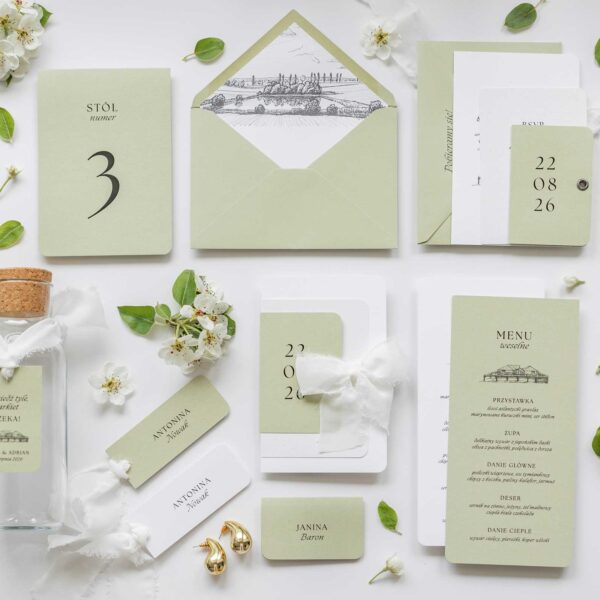 Papeteria weselna o barwach oliwkowej zieleni i bieli - Willa Słoneczna, na tle świeżych kwiatów