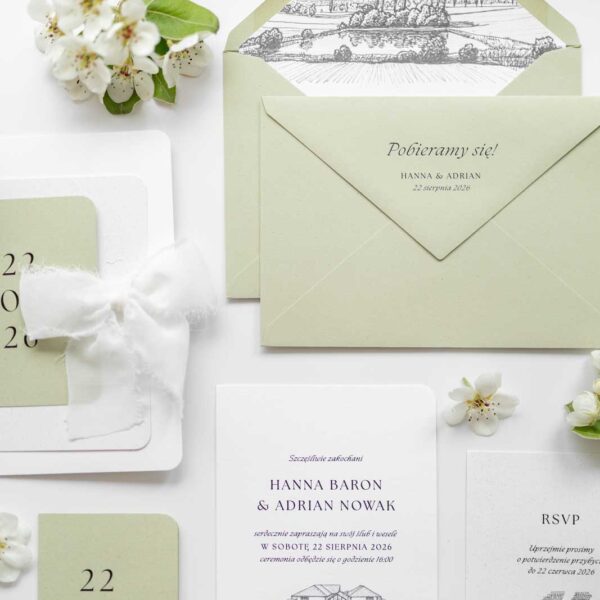 Zaproszenia weselne o barwach oliwkowej zieleni i bieli - Willa Słoneczna, na tle świeżych kwiatów