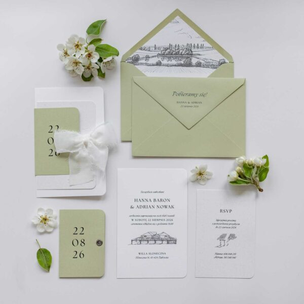 Zaproszenia weselne o barwach oliwkowej zieleni i bieli - Willa Słoneczna, na tle świeżych kwiatów