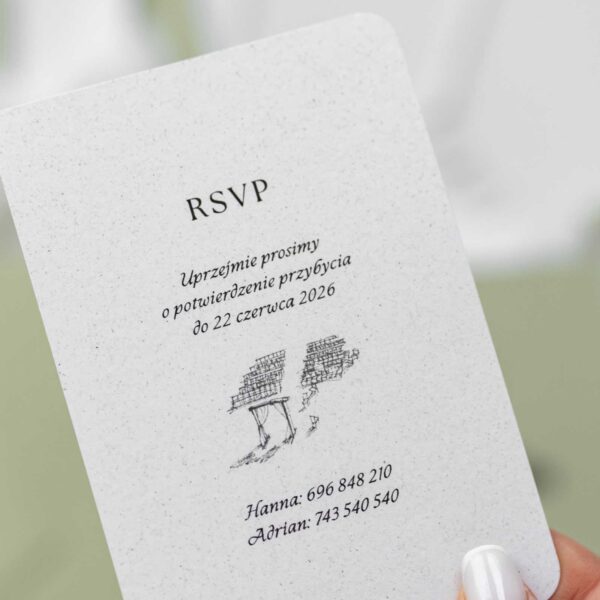 Zaproszenie weselne białe - Willa Słoneczna, trzymane w damskich dłoniach