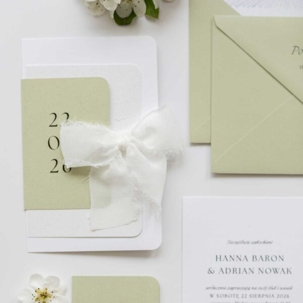 Zaproszenie weselne w kolorze oliwkowej zieleni i bieli z materiałową wstążką - Willa Słoneczna, na tle świeżych kwiatów