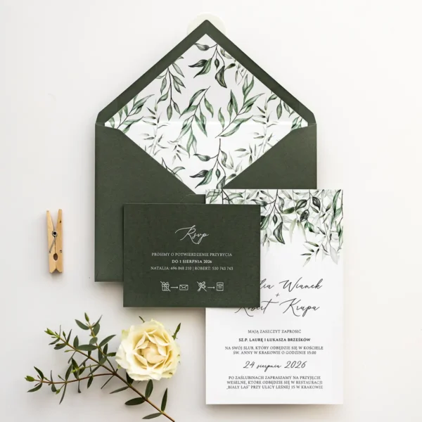 Kompletny zestaw zaproszeń ślubnych z zielonym motywem liści, obejmujący kartę główną, RSVP i ozdobne dodatki.
