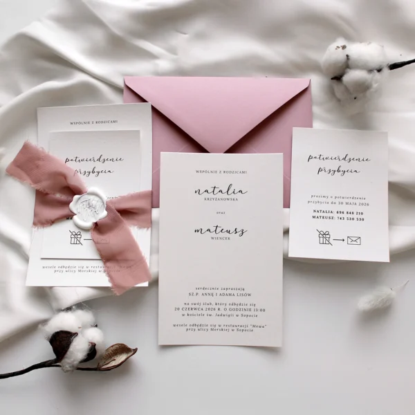 Zaproszenie ślubne z pudroworóżową szarpaną wstążką i lakową pieczęcią „With love”, w komplecie z kopertą w kolorze różowym.