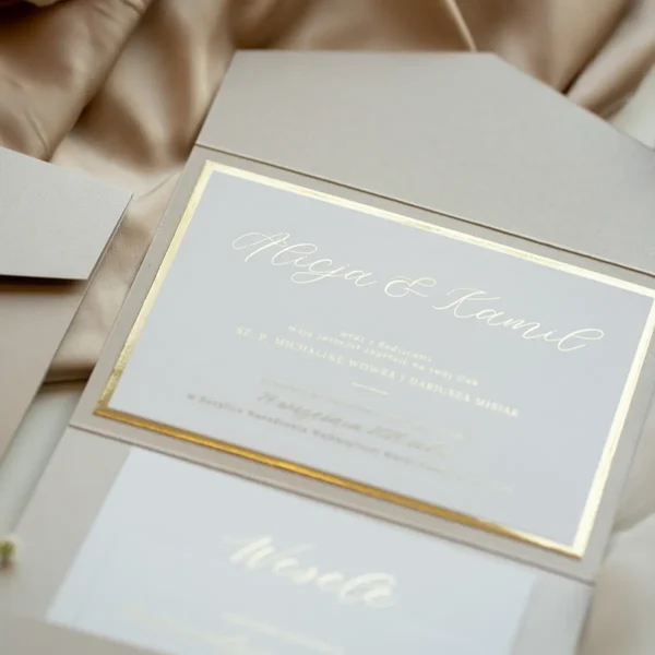 Główna karta zaproszenia ślubnego Złoty Folder z eleganckim złoceniem i subtelną kaligrafią.