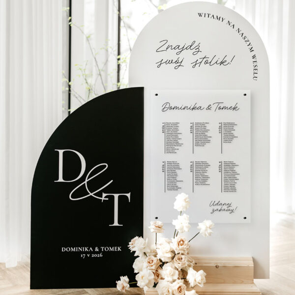 Monochromatyczny weselny plan stołów z elementami drewna oraz kwiatów