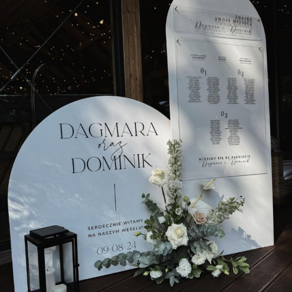 Minimalistyczny w kolorach czerni i bieli weselny plan stołów