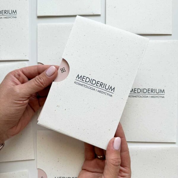 Voucher / bon podarunkowy na tle innych o zgaszonej kolorystyce