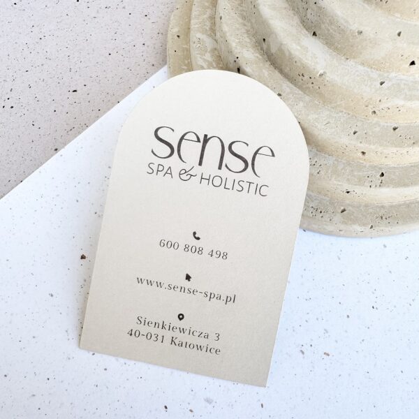 Wizytówka w odcieniach beży o klasycznej czcionce