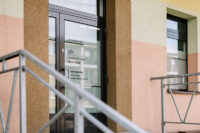 Drzwi wejściowe do pracowni ślubnej