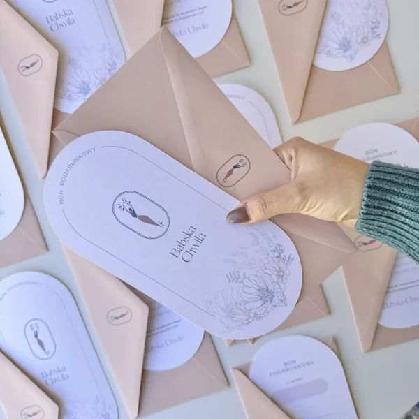 Elegancki bon podarunkowy z minimalistycznym designem