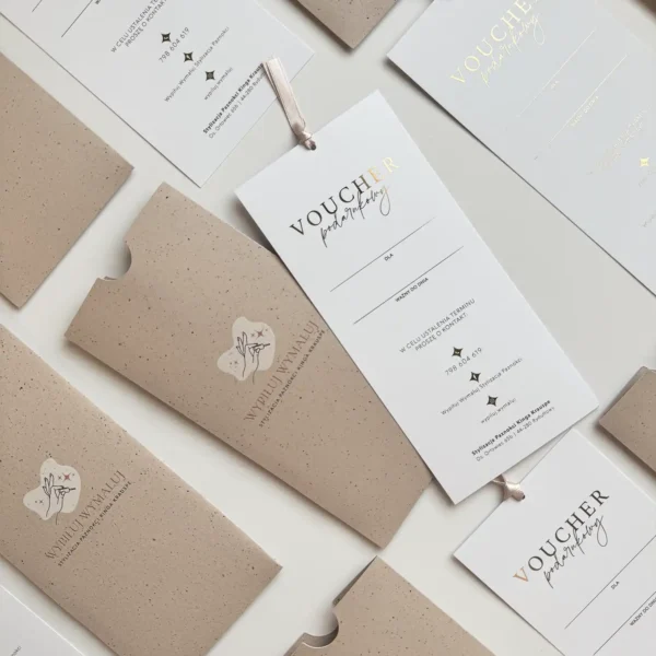 Voucher podarunkowy na zabieg z personalizowanym nadrukiem, w ekologicznej kieszonce ze wstążką.