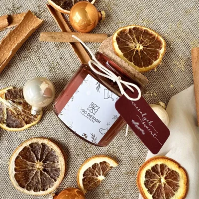 Różowa świąteczna świeczka z personalizowaną etykietą i zawieszką – firmowy upominek z logo