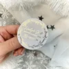 Okragłe naklejki z logo firmy w złotym kolorze