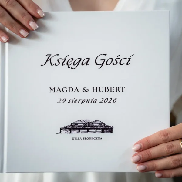 Album na księgę gości z elegancką okładką, ozdobiony rysunkiem Willi Słoneczna oraz datą ślubu.