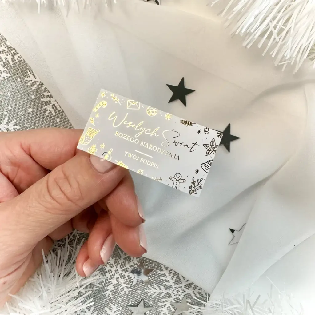 Prostokątne naklejki z logo firmy w złotym kolorze