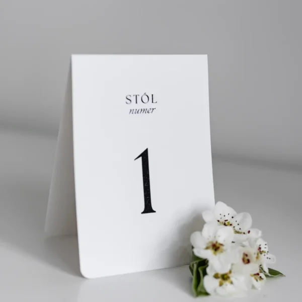 Numer stołów weselnych w białym kolorze