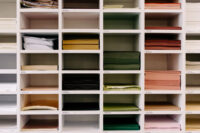 Regał z kolorowymi papierami