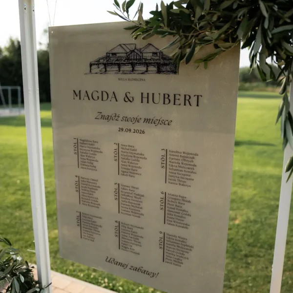 Elegancki plan stołów na wesele, ozdobiony liśćmi oliwnymi.