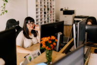 Grafik pracuje przy komputerze