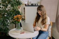 Menager pracuje przy laptopie