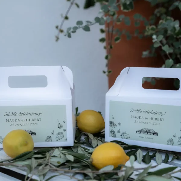 Dwa urokliwe pudełka na podziękowania dla gości, zdobione rysunkami słodkości