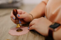 Tworzenie laków do zaproszeń slubnych