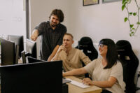 Pracownicy firmy omawiają projekt przy komputerze