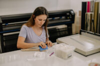 Pracownik robi wieszaki slubne